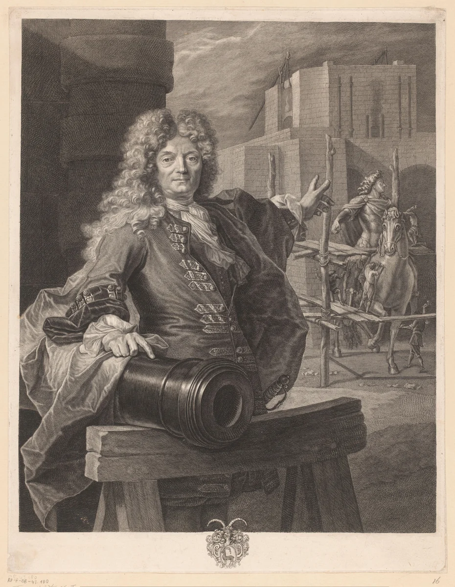 Portret van Jean-Balthazar Keller aan een kanon, wijzend naar een ruiterstandbeeld van Lodewijk XIV van Frankrijk by Pierre Drevet, print, 1699