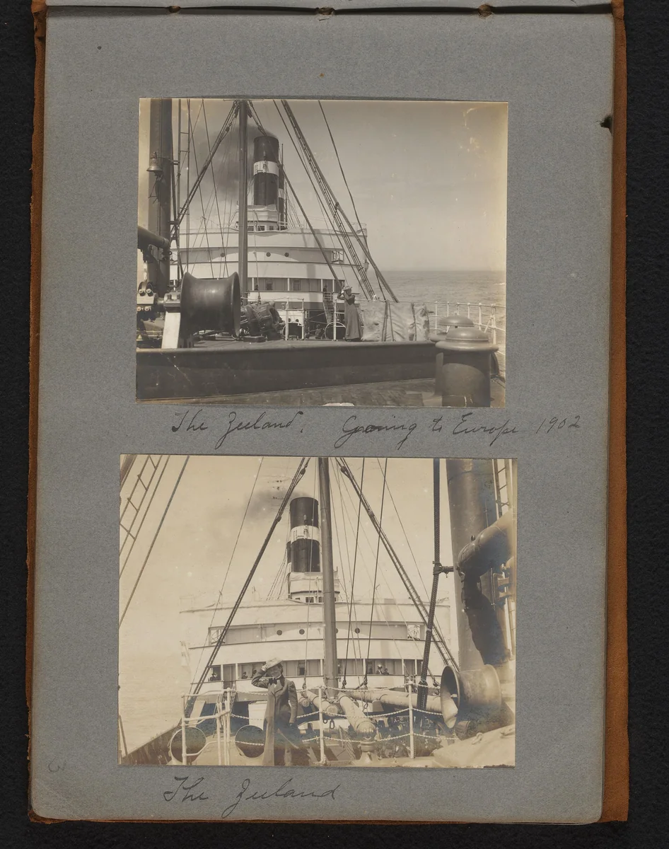 Vrouw staand op het dek van het schip "The Zeeland", onderweg naar Europa vanuit de Verenigde Staten van Amerika by Jan van der Mey, book, 1902