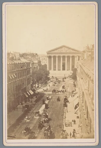 Gezicht op de Rue de Royale en de Madeleine te Parijs by anonymous, photograph, 1870-1885