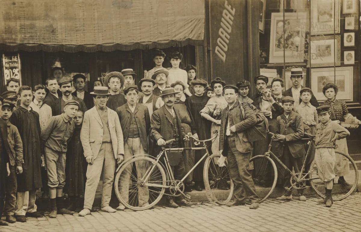 Magasin de tableaux, Dorure, Paris 18e by Unidentified Photographer, photograph, 1906