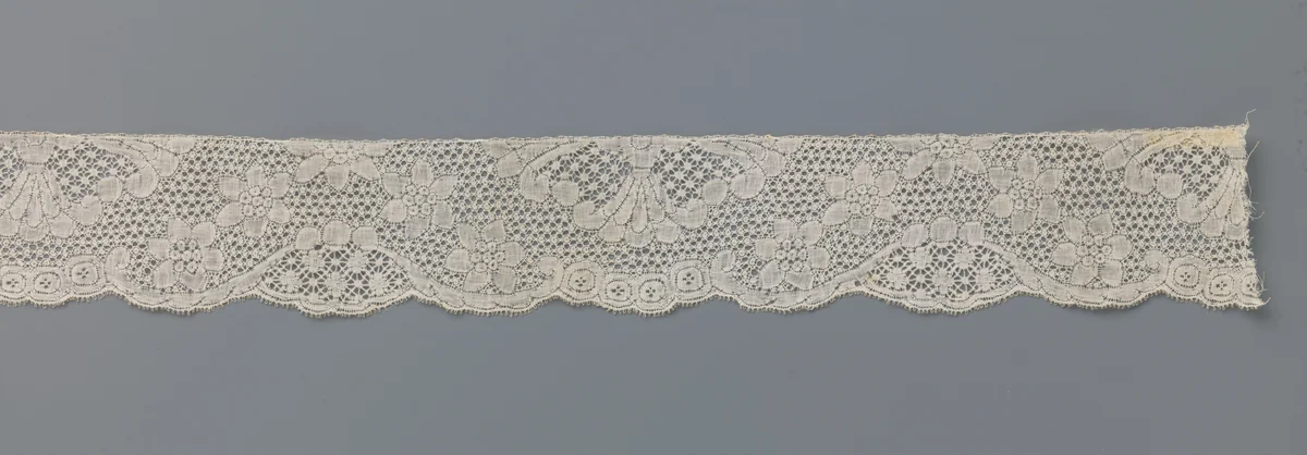 Strook kloskant met een boog van zesbladige bloemen en waaier by anonymous, other, 1750-1760