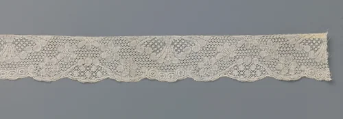 Strook kloskant met een boog van zesbladige bloemen en waaier by anonymous, other, 1750-1760