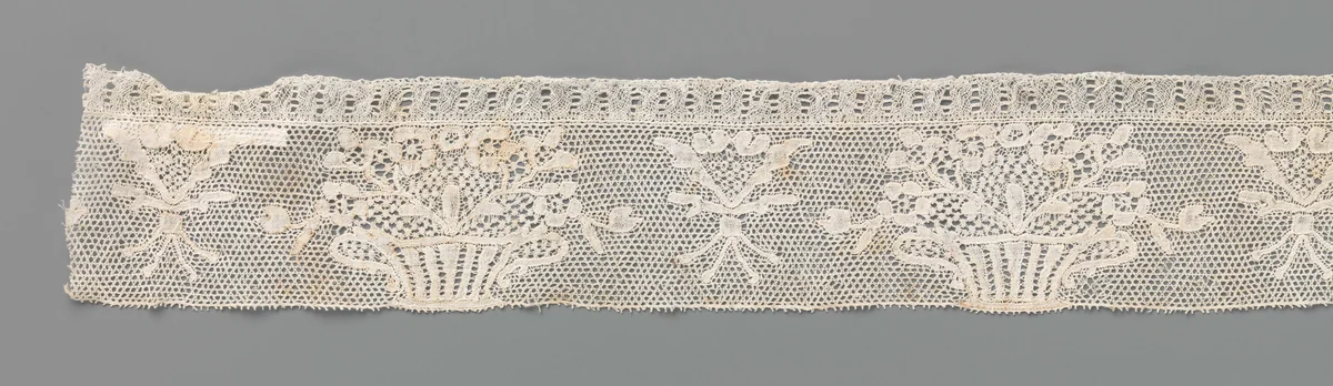 Strook kloskant met een gestreepte bloempot en v-vormig boeket by anonymous, other, 1700-1899