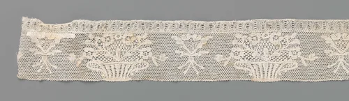 Strook kloskant met een gestreepte bloempot en v-vormig boeket by anonymous, other, 1700-1899