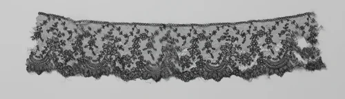Strook zwart kloskant met gebroken c-voluten by anonymous, other, 1850