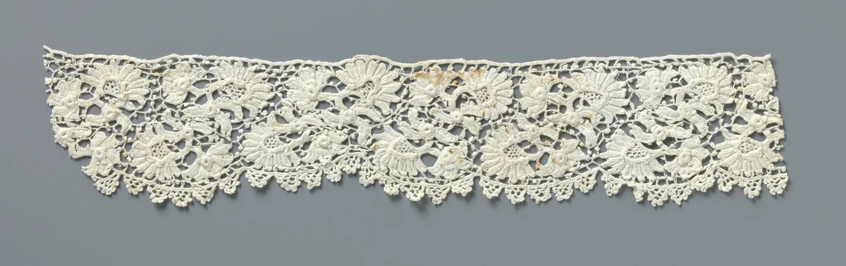 Strook gehaakte kant met waaiervormige bloemen by anonymous, other, 1890-1909