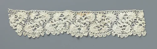 Strook gehaakte kant met waaiervormige bloemen by anonymous, other, 1890-1909