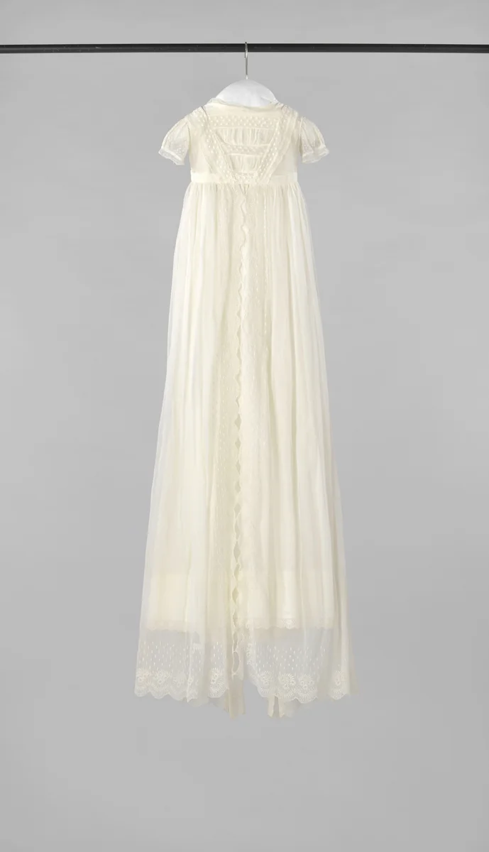 Doopjurk van extra fijn geborduurd batist, met strikceintuur en rondom geschulpte rok. by anonymous, textile, 1830