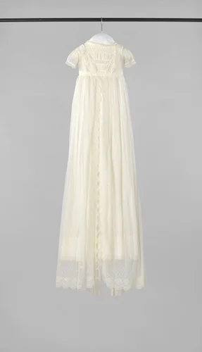 Doopjurk van extra fijn geborduurd batist, met strikceintuur en rondom geschulpte rok. by anonymous, textile, 1830