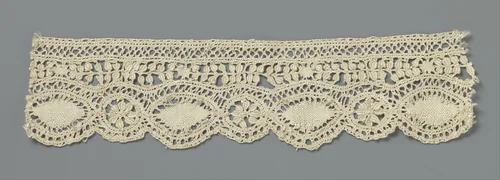 Strook kloskant met spitsovaal en bloem in cirkel onder een lijn met aan weerszijden blaadjes by anonymous, other, 1890-1899
