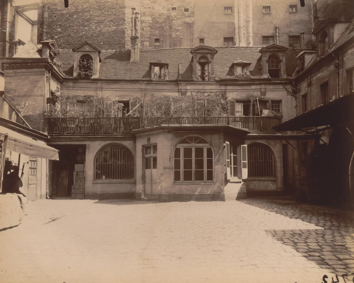 Ancien hôtel des Juifs, 20 rue Ferdinand-Duval by Eugène Atget, photograph, 1910