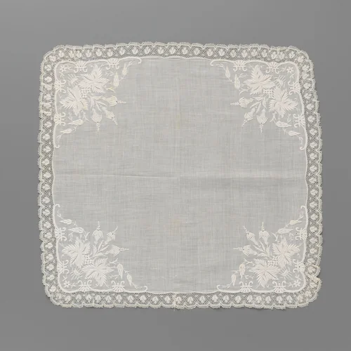 Zakdoek van batist met boeket in geschulpte hoeken in borduurwerk en een rand machinale kant by anonymous, textile, 1850