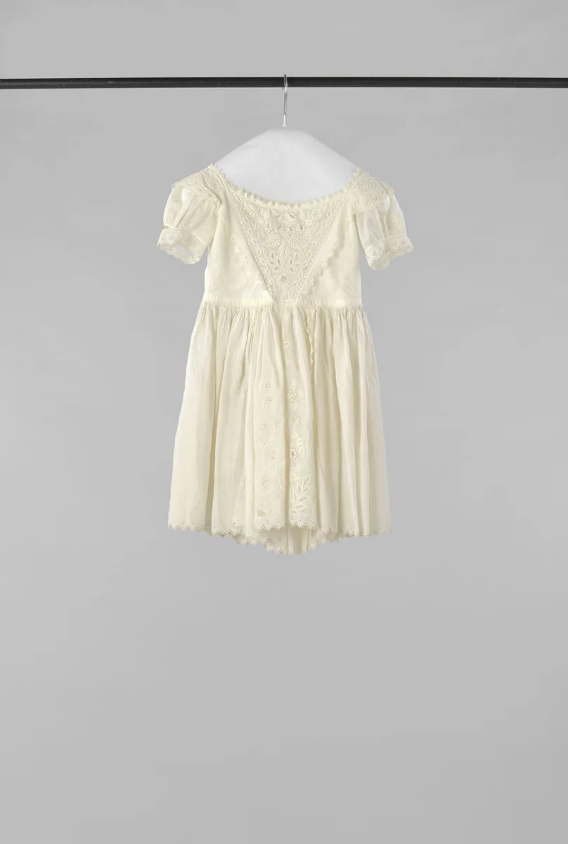 Een kinderjurk van katoen, versierd met plumetisborduurwerk, van varenbladeren en bloemen by anonymous, other, 1830-1840