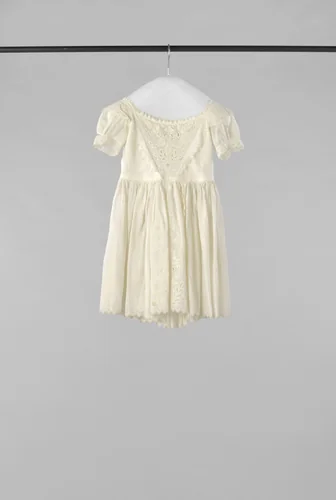 Een kinderjurk van katoen, versierd met plumetisborduurwerk, van varenbladeren en bloemen by anonymous, other, 1830-1840