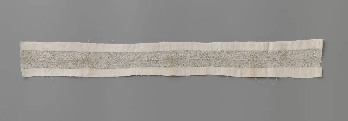 Tussenzetsel van kloskant met anjer en cirkelvormend gevederd blad by anonymous, book, 1740-1760