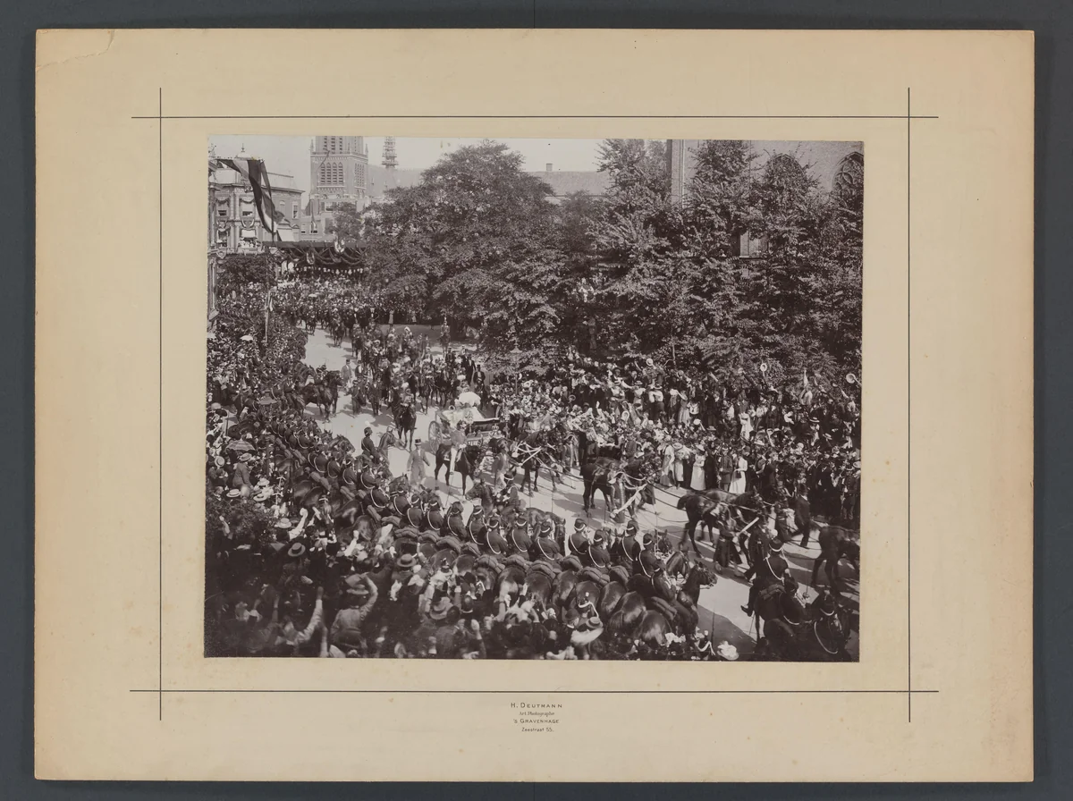 Rijtoer van koningin Wilhelmina in Den Haag by Herman Deutmann, photograph, 1890-1905