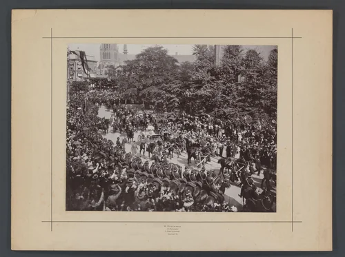 Rijtoer van koningin Wilhelmina in Den Haag by Herman Deutmann, photograph, 1890-1905