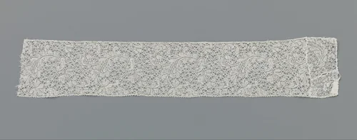 Strook kloskant met hangend blad en grote spinnen by anonymous, other, 1750