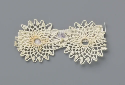 Fragment geknoopte kant met twee cirkeltjes by anonymous, other, 1900-1922