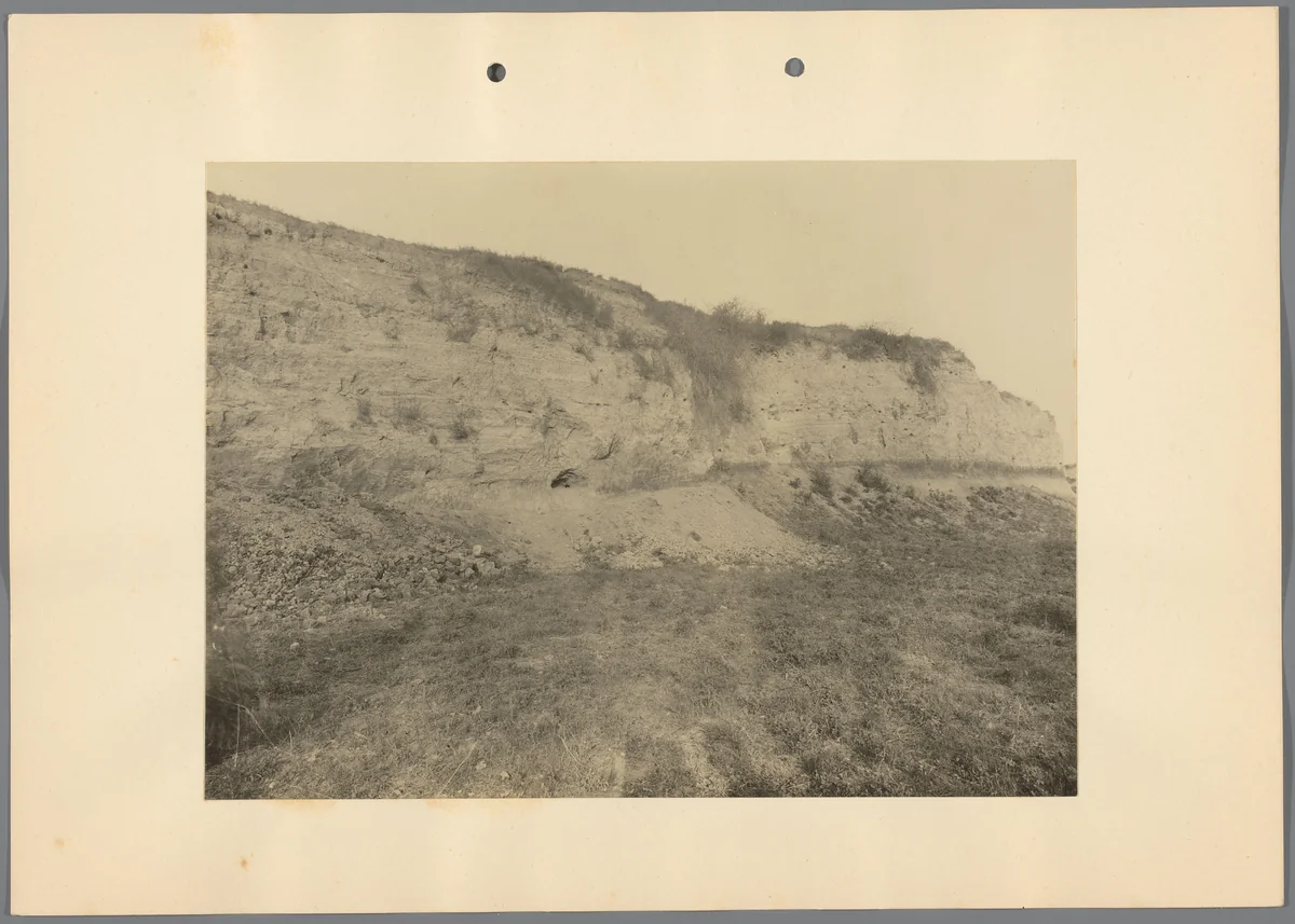 Zijaanzicht van een terp bij Tószeg by Albert Egges van Giffen, photograph, 1928