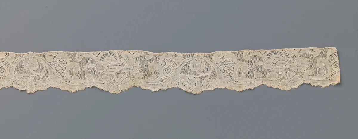 Strook kloskant met exotische bloem en papaverbol by anonymous, other, 1735-1765