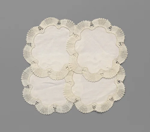 Doily van linnen rozetvormig met acht lobben en rondom een rand kloskant by Molenwiekje, Het, textile, 1925-1949