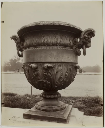 Versailles, Vase par Ballin by Jean-Eugène-Auguste Atget, photograph, 1904