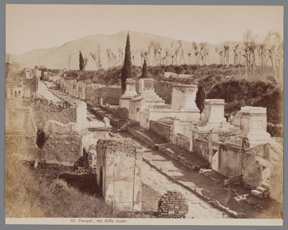 Via delle Tombe in Pompei, op de achtergond de Vesuvius by anonymous, photograph, 1870-1900