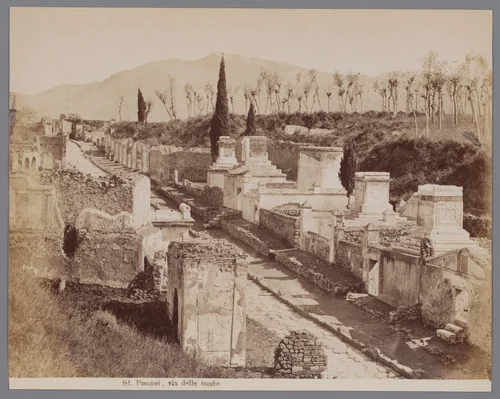 Via delle Tombe in Pompei, op de achtergond de Vesuvius by anonymous, photograph, 1870-1900