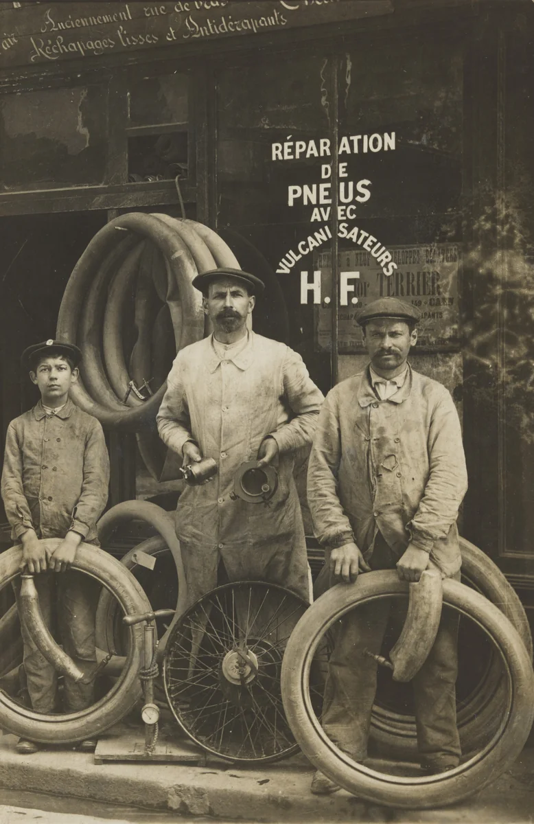 Réparation de pneus, Caen by Unidentified Photographer, photograph, 1910