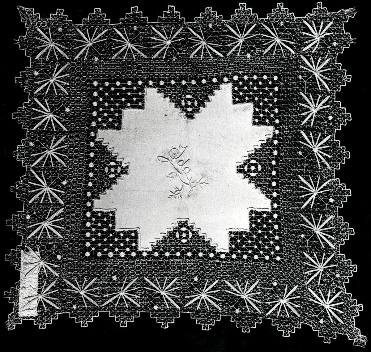 Handkerchief by Hermione Rosales, textile, 1850-1900