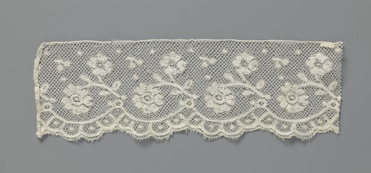 Strook kloskant met takken waaraan twee rozetbloemen by anonymous, other, 1880-1910