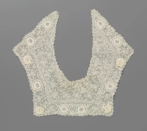 Kraag van gehaakte kant met acht grote spiraalcirkels langs de buitenrand en vier reliëfrozen van lusjes by anonymous, textile, 1900