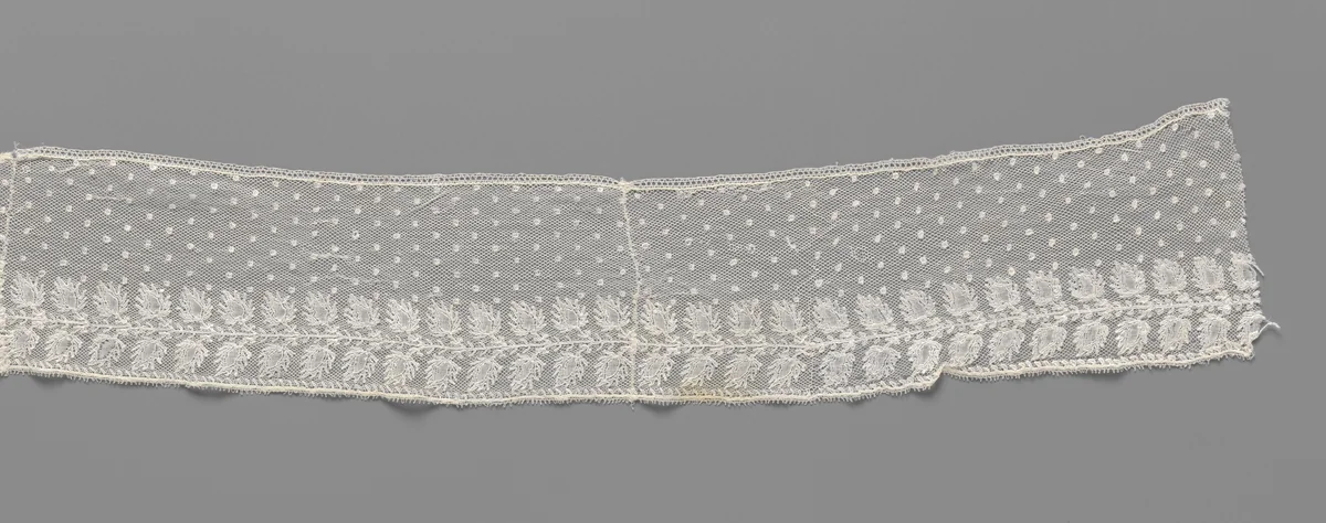 Strook kloskant met onder een strooipatroon van moesjes gespiegelde denneappels aan een rechte lijn by anonymous, other, 1800-1815