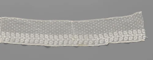 Strook kloskant met onder een strooipatroon van moesjes gespiegelde denneappels aan een rechte lijn by anonymous, other, 1800-1815