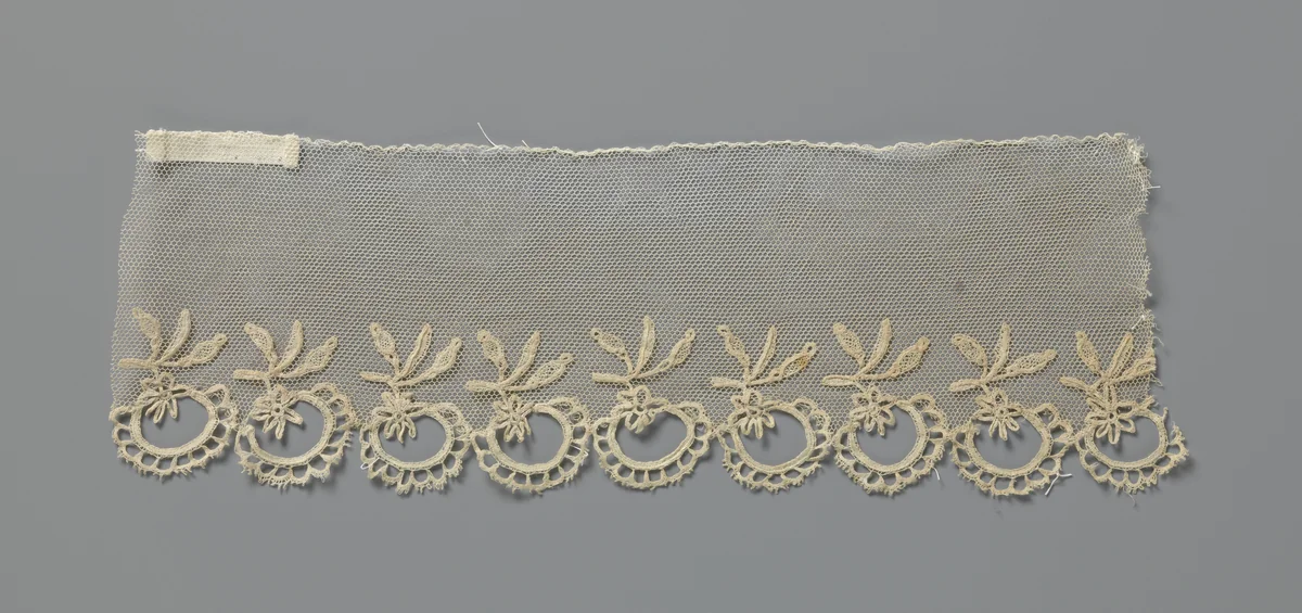 Strook applicatiekant met hangende bloemen langs de onderrand by anonymous, other, 1825-1849