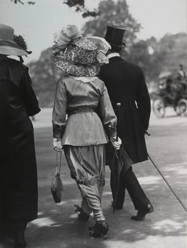 Avenue du Bois de Boulogne, Paris by Jacques-Henri Lartigue, photograph, 1910