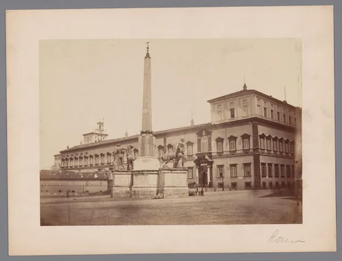Gezicht op de Quirinale Obelisk op het Piazza del Quirinale te Rome by anonymous, photograph, 1851-1900