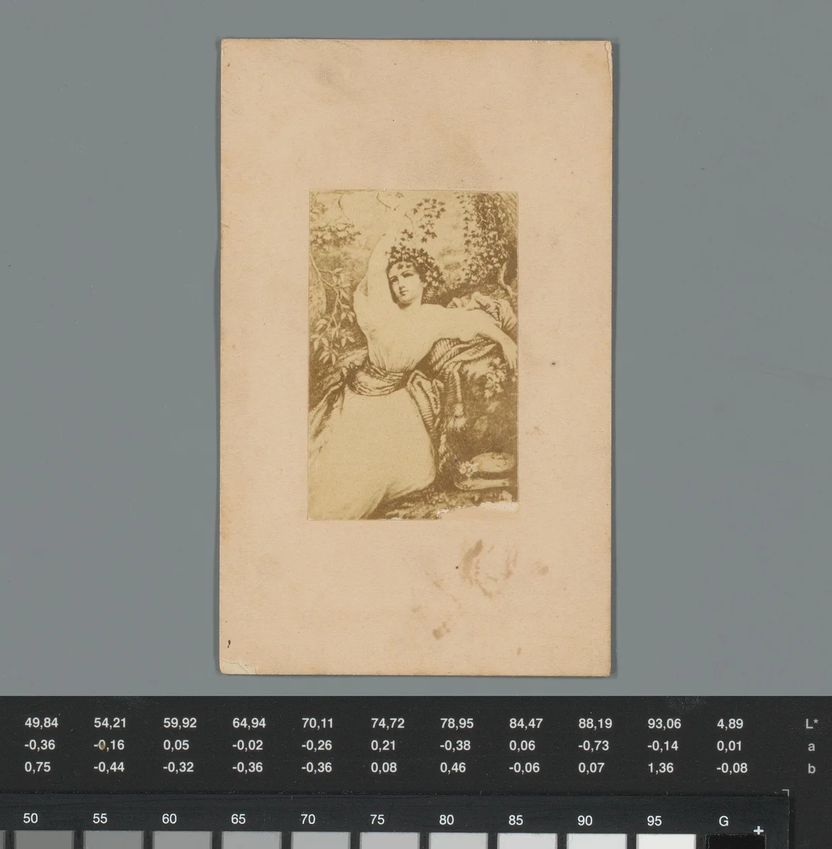 Reclame voor een tentoonstelling van Honest Mac met fotoreproductie van een schilderij van een vrouw met gebladerte by anonymous, photograph, 1850-1915