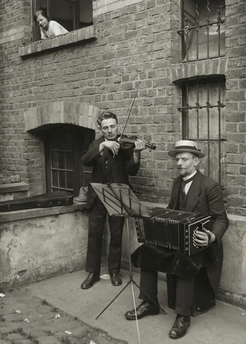 Street Musicians by August Sander, photograph, 1922