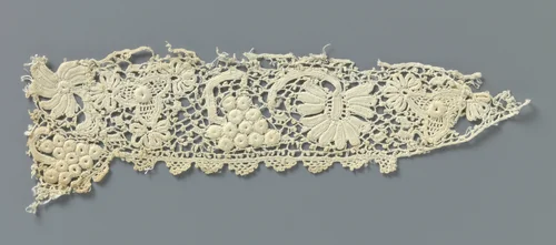 Strook gehaakte kant met bloemen en druiventros by anonymous, other, 1890-1909