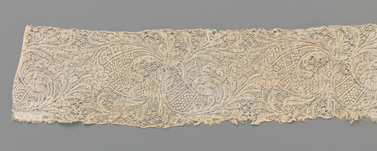 Strook kloskant met gevederde bladeren in grote bogen vanuit vijflobbig centrum by anonymous, other, 1715-1725