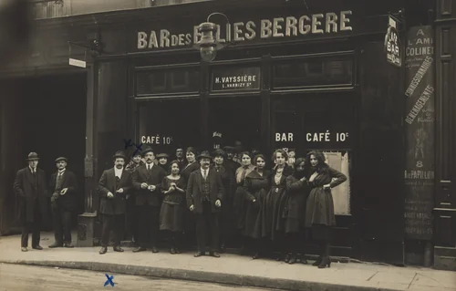 Bar des Folies Bergère, Paris by Unidentified Photographer, photograph, 1920