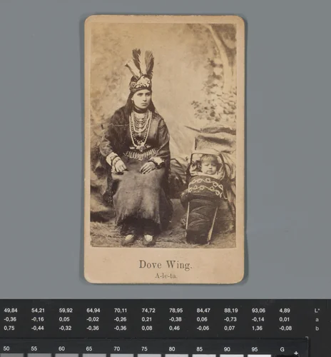 Reclame voor patentmiddel Modoc-olie met een portret van A-le-ta en haar baby by anonymous, photograph, 1850-1915