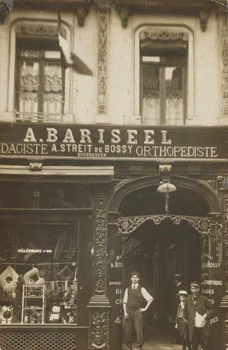 A. Bariseel, Bandagiste orthopédiste, A. Streit de Bossy successeur, Amiens by Unidentified Photographer, photograph, 1909