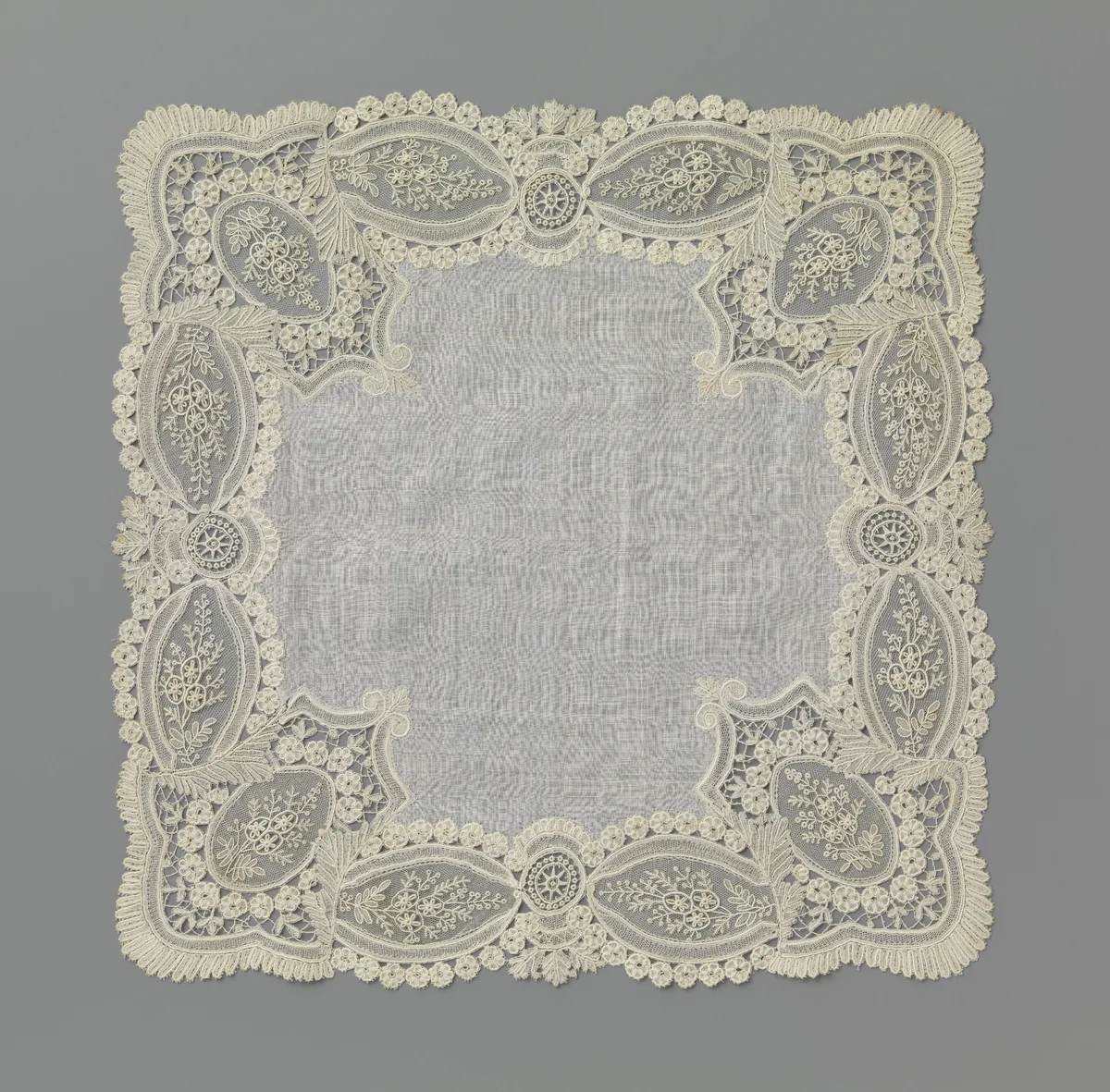 Zakdoek met rand van gemengde kant met klokvormige hoekreserves by anonymous, textile, 1875-1899