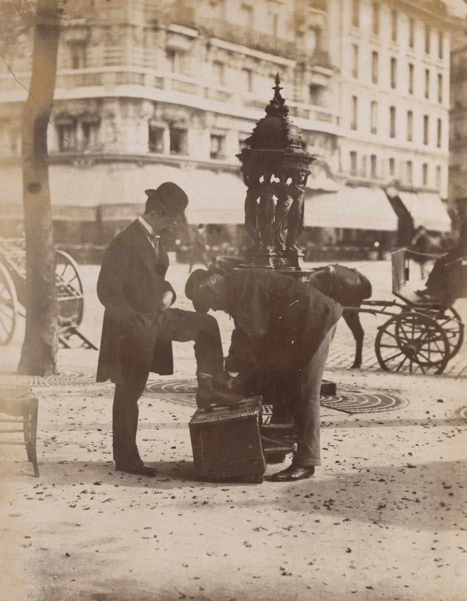 Decroteur by Eugène Atget, photograph, 1899