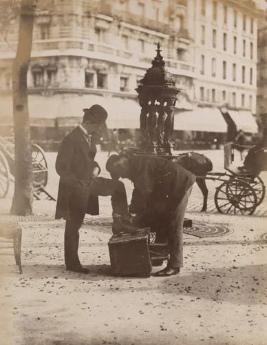 Decroteur by Eugène Atget, photograph, 1899