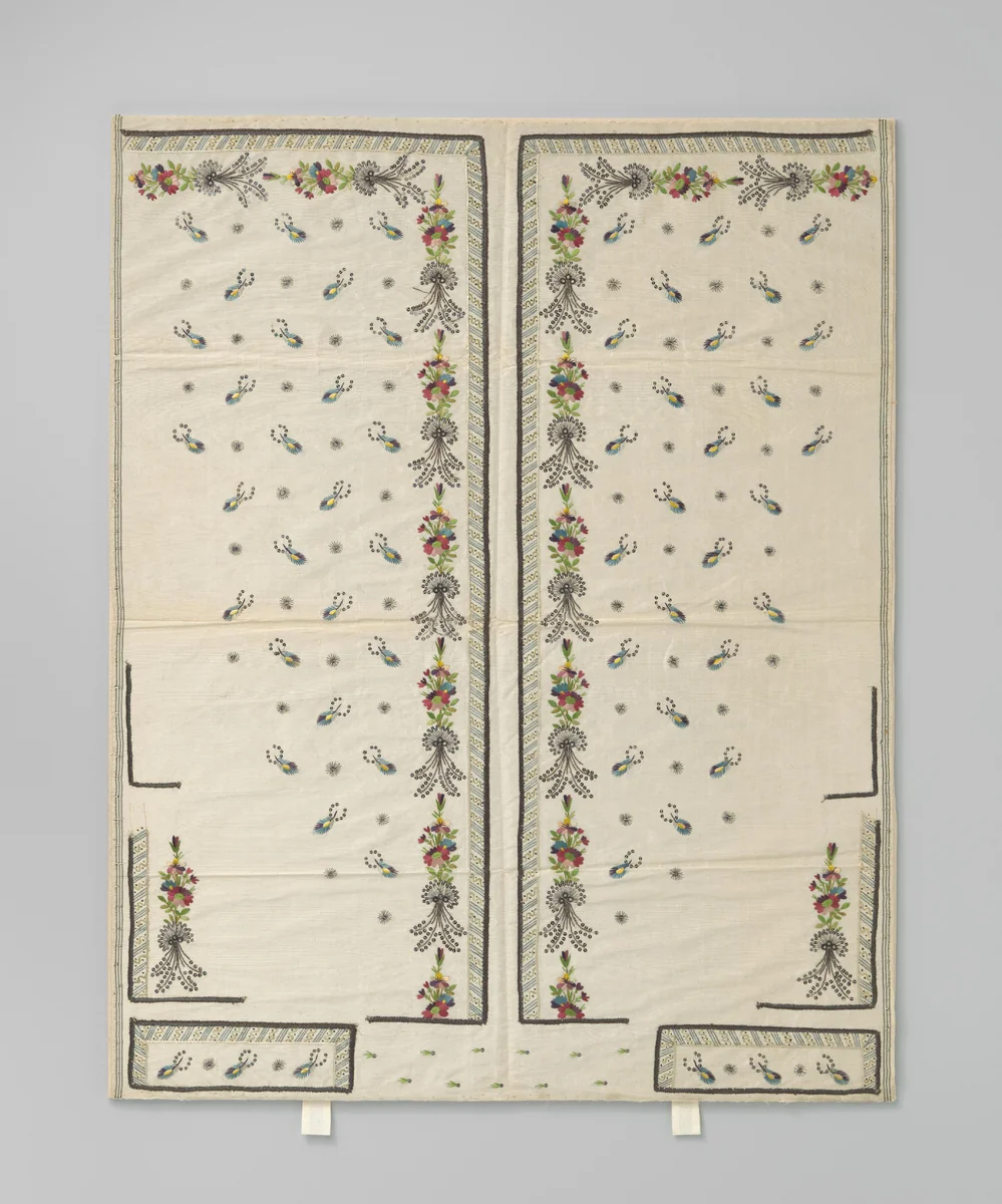 Vest, ongesneden, geborduurd in een floraal fantasiepatroon in veelkleurige zijde, zilverdraad, zilveren lovers en stras, beschilderd met een geometrische rand, op crèmekleurige tafzijde by anonymous, textile, 1780-1795