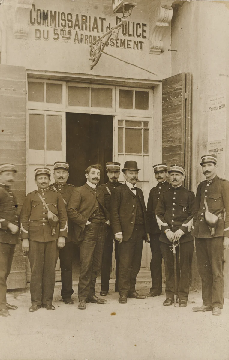 Commissariat de police, Paris by Unidentified Photographer, photograph, 1907